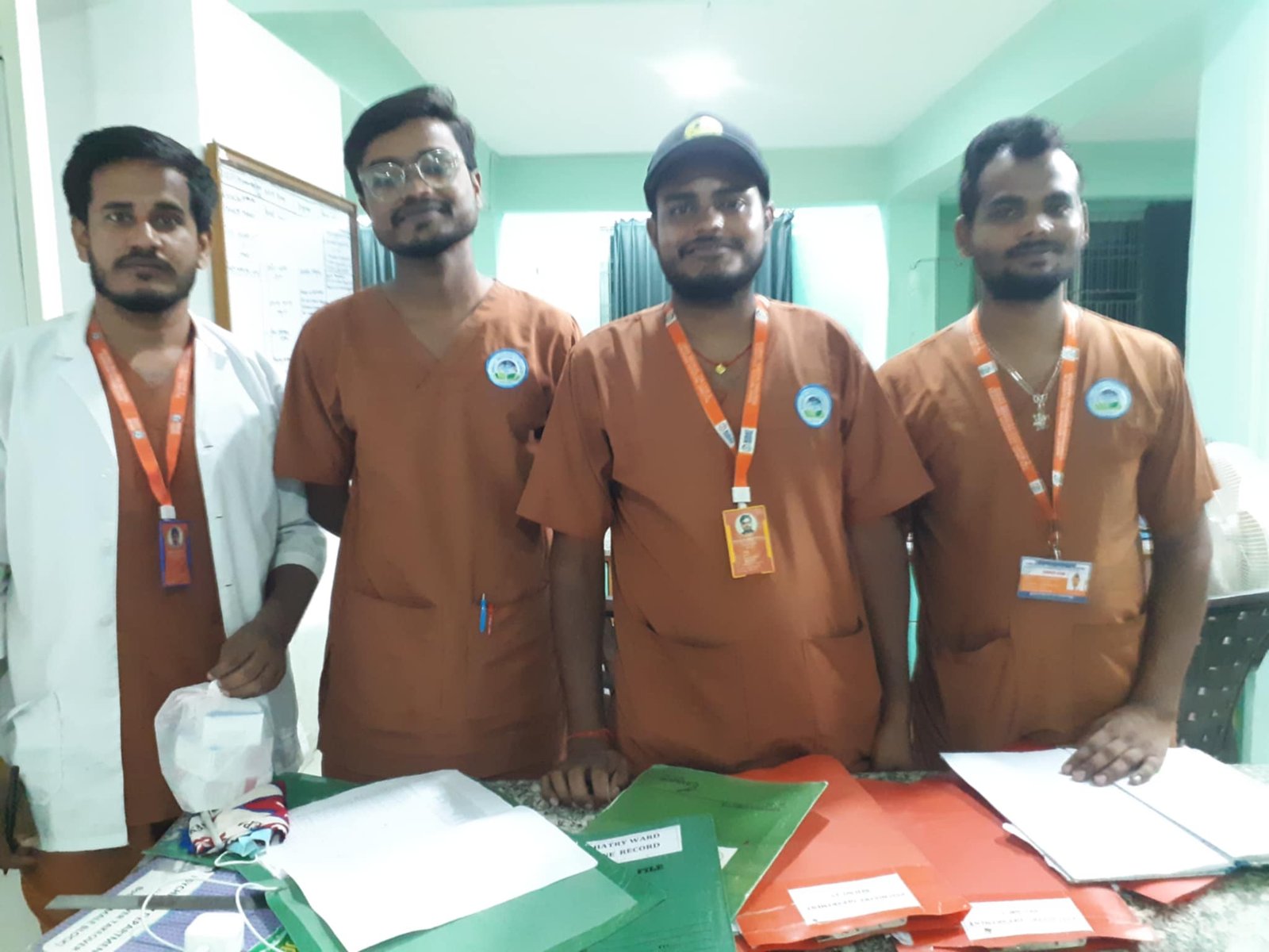 मानसिक विरामीको उपचार गर्दै पुरुष नर्सहरु