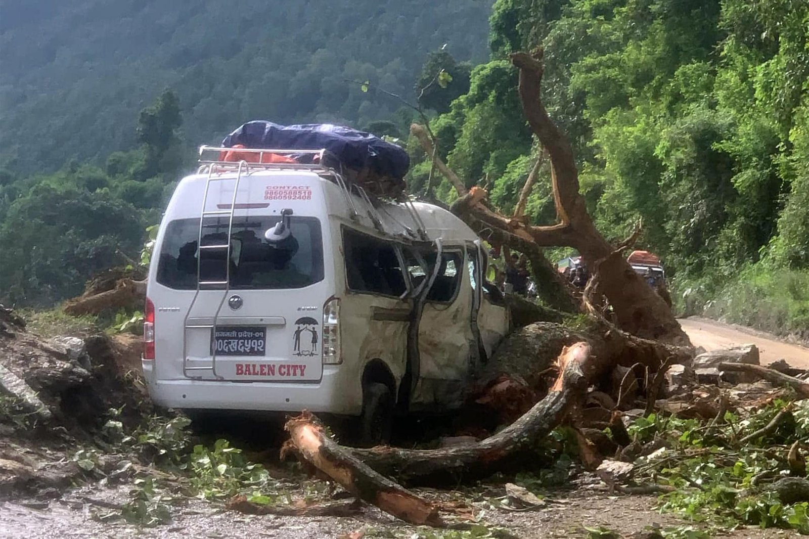 धादिङमा माईक्रो रुखले च्यापिँदा घाइतेमध्ये एकजनाको निधन
