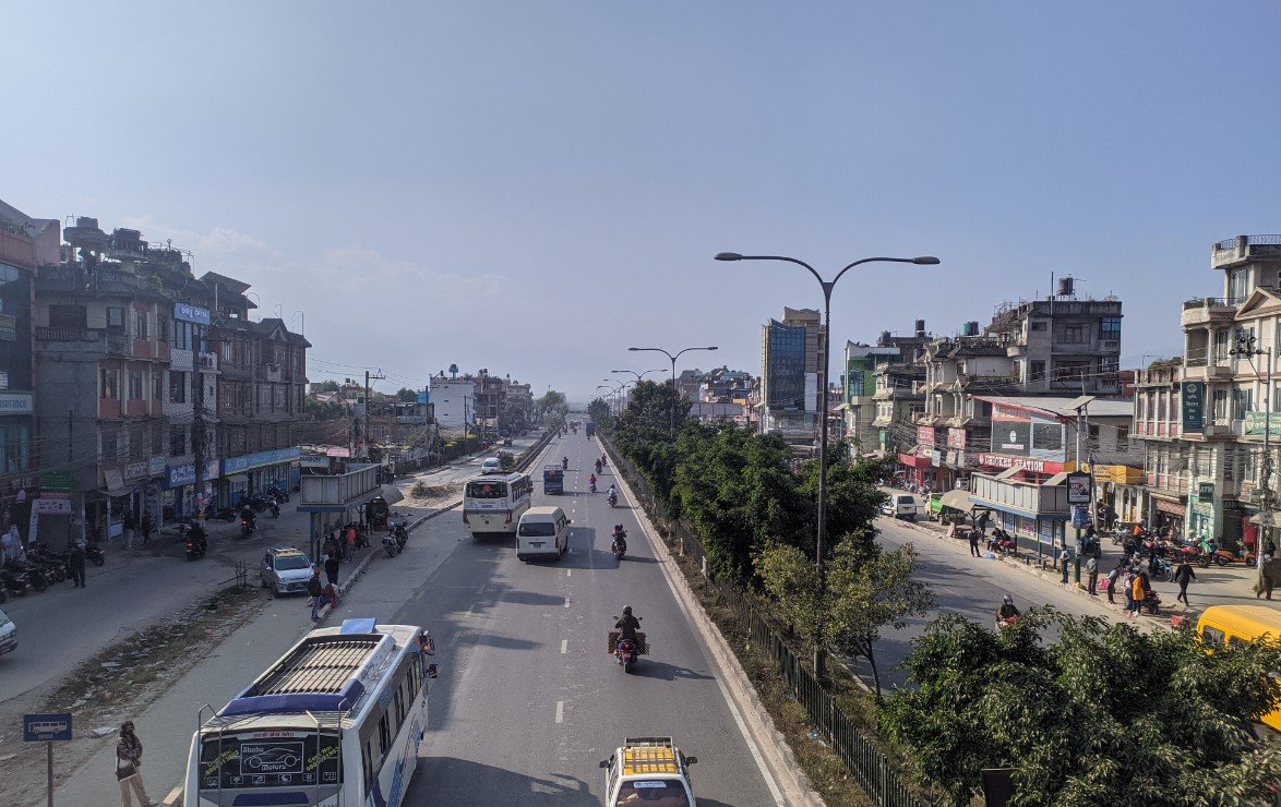 भक्तपुरको गठ्ठाघरमा भयंकर दुर्घटना, ट्रकको चक्काबाट मृतकको शव निकाल्ने प्रयास हुँदै