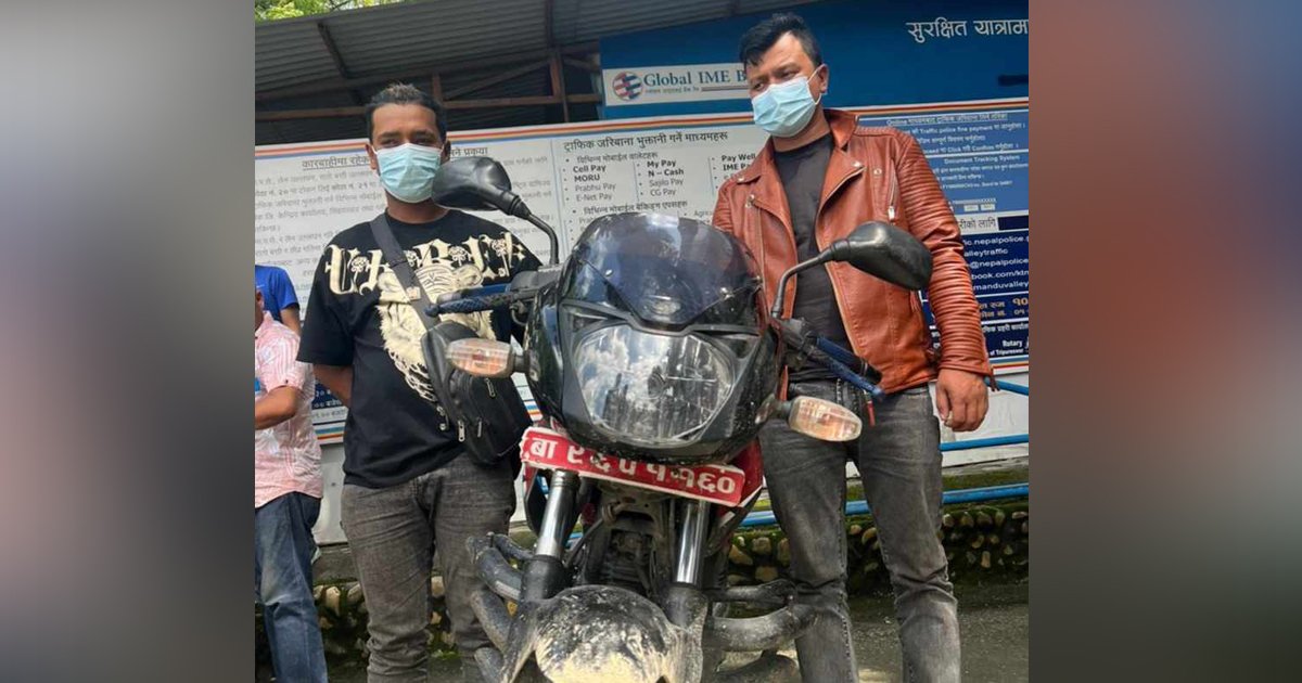 चोरीको मोटरसाइकल चलाउने र बेच्ने दुवै पक्राउ
