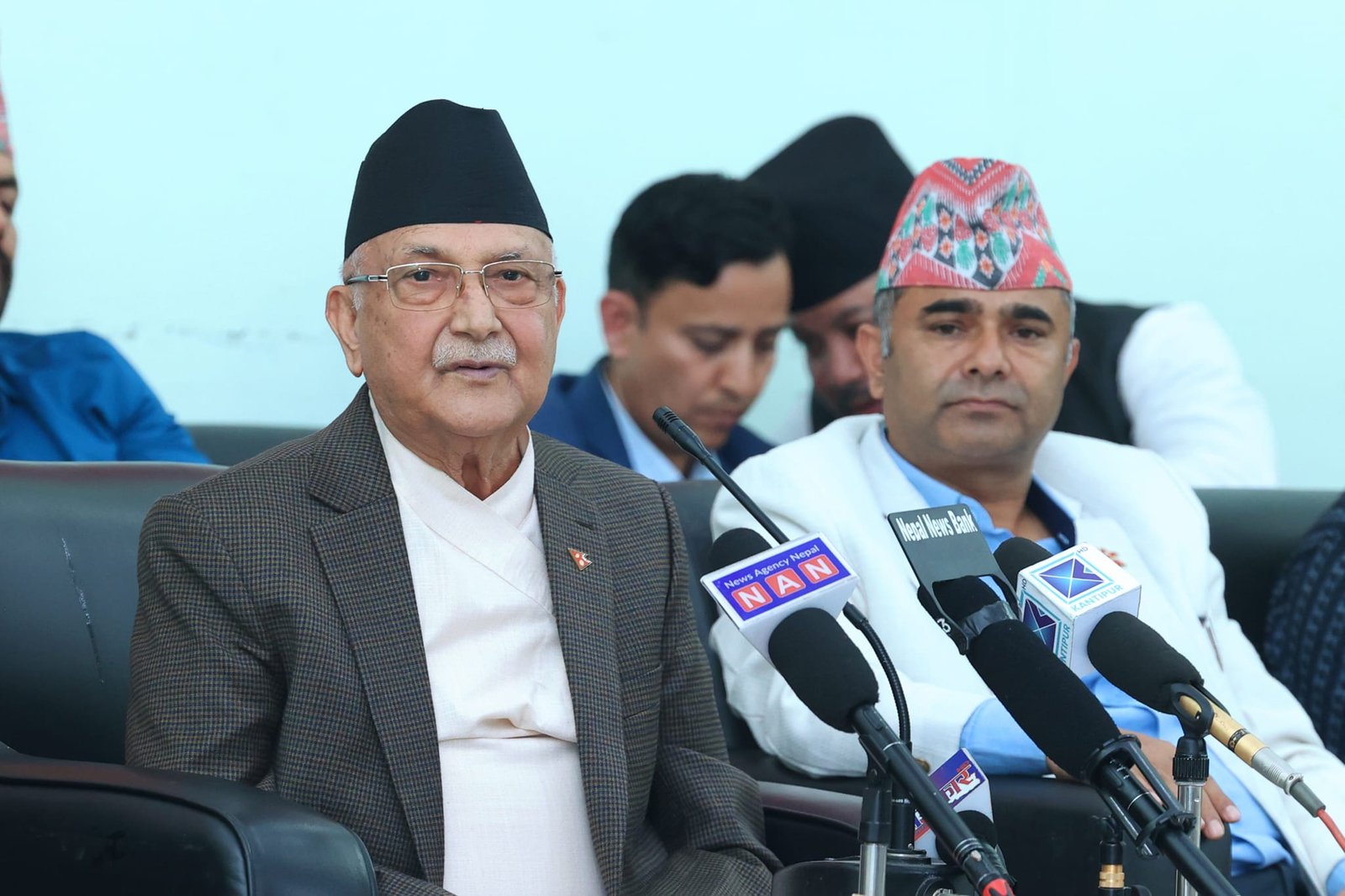 कुनै योगदान नभएकालाई सामाजिक सञ्जालबाट कराएर महान् बनाउन खोजियो: ओली