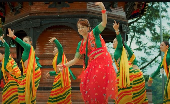 तीज गीतमा झरना थापाको ठुम्का
