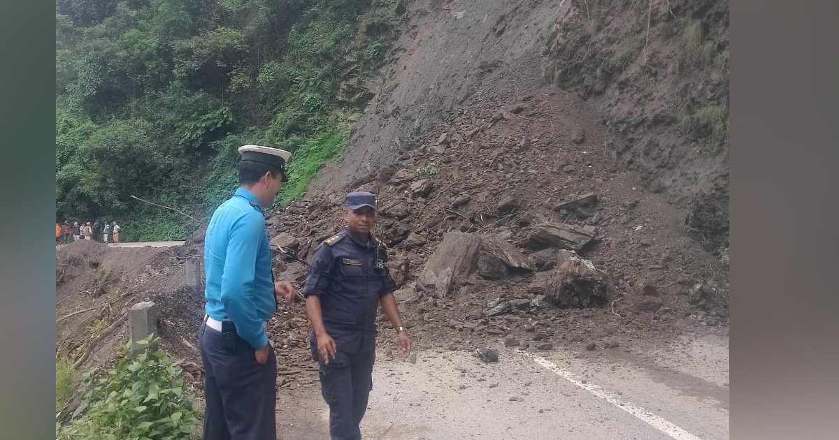 पहिरोले अरनिको राजमार्ग अवरुद्ध