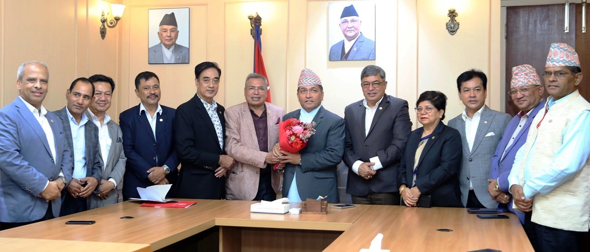 मुख्यसचिवलाई भेटेर चेम्बर पदाधिकारीले भने: निजी क्षेत्रलाई अख्तियारको दायरमा ल्याउँदा लगानी निरुत्साहित हुन्छ