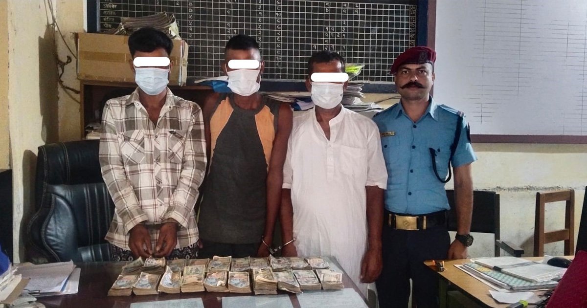हुण्डीमा संलग्न तीन जना सिरहाबाट पक्राउ साथमा भेटियो १४ लाखबढी नगद