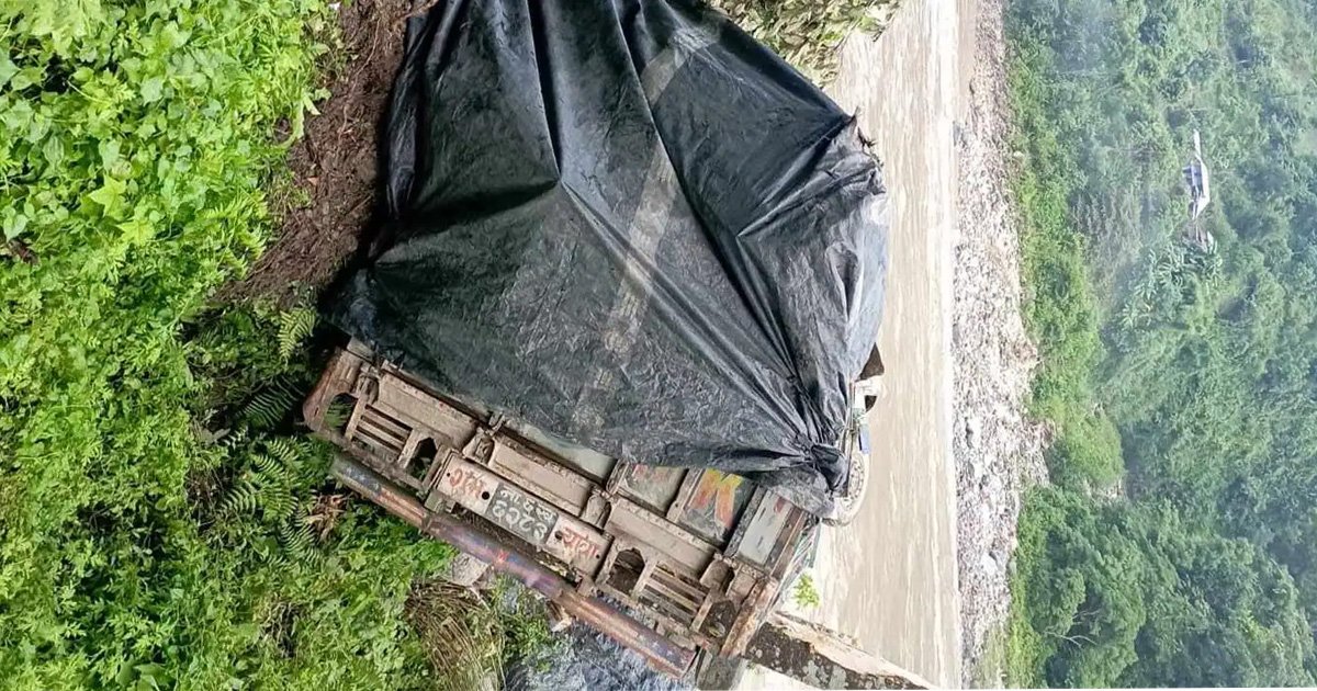 त्रिशूलीमा ट्रक खस्यो, चालक र सहचालक बेपत्ता