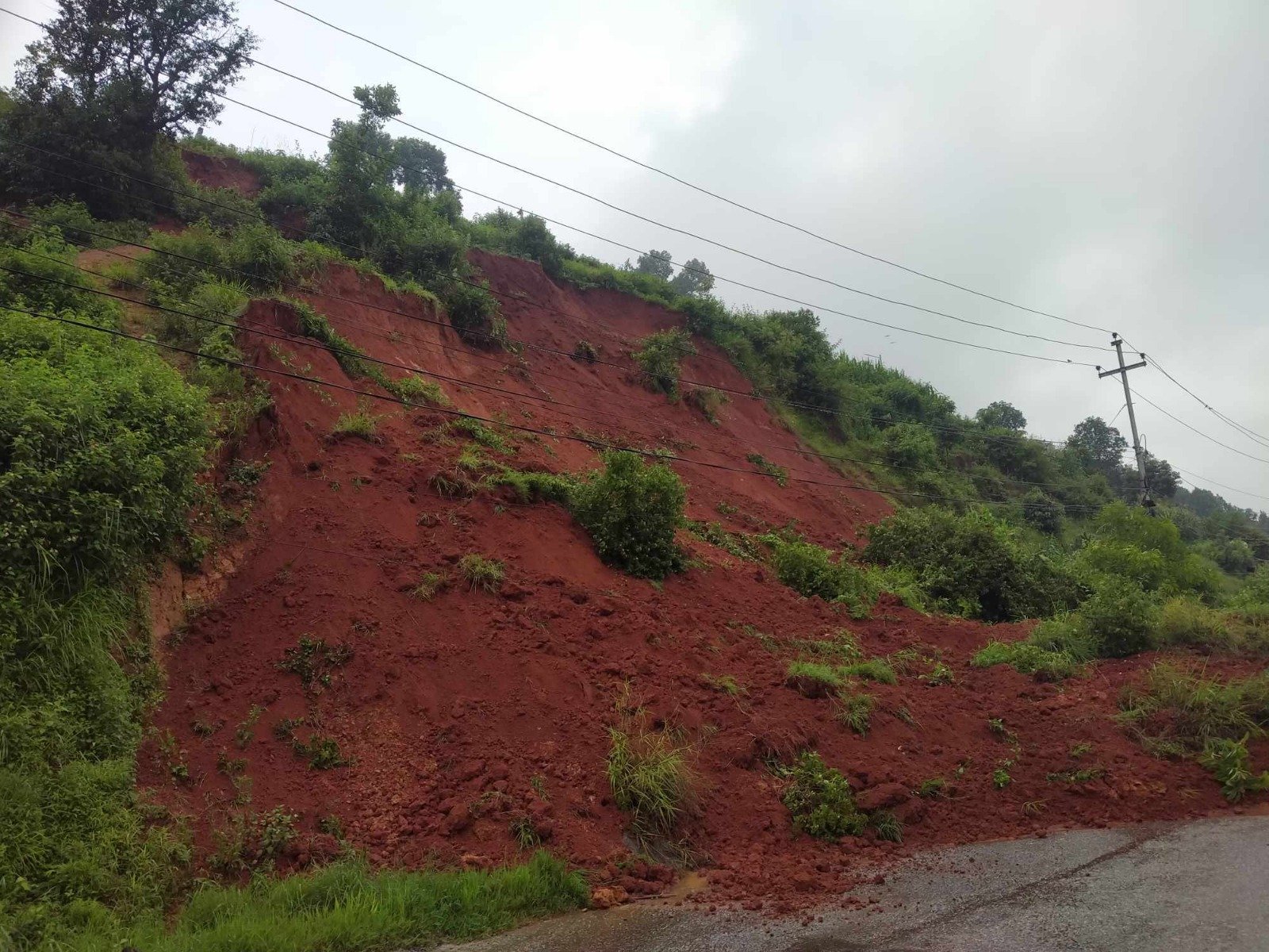 काभ्रेका विभिन्न स्थानमा पहिरो कम्तीमा ९ बेपत्ता, तीन जनाको उद्धार
