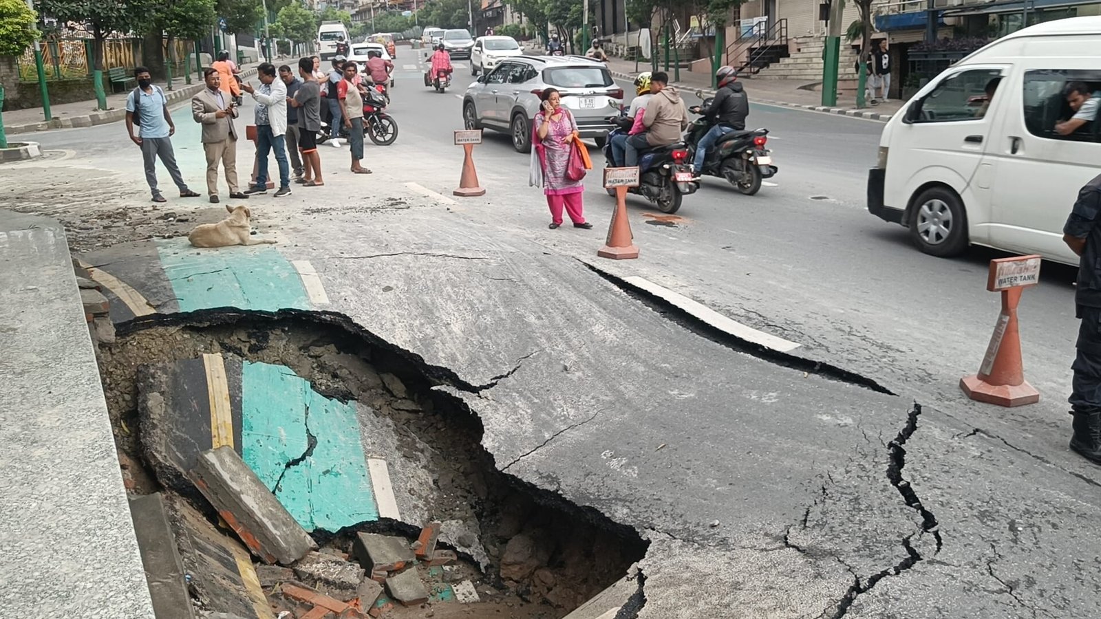 कुपण्डोलमा भासियो सडक हेरौं तस्बिरहरू