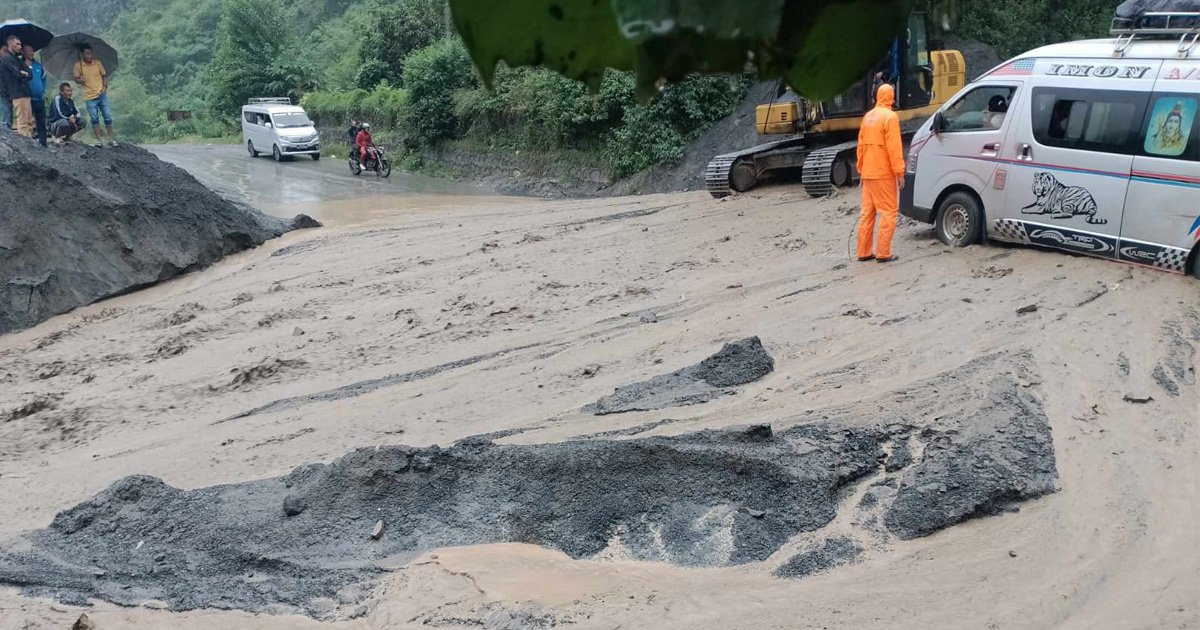 लेदोसहितको पहिरोले बि.पी राजमार्ग अवरुद्ध