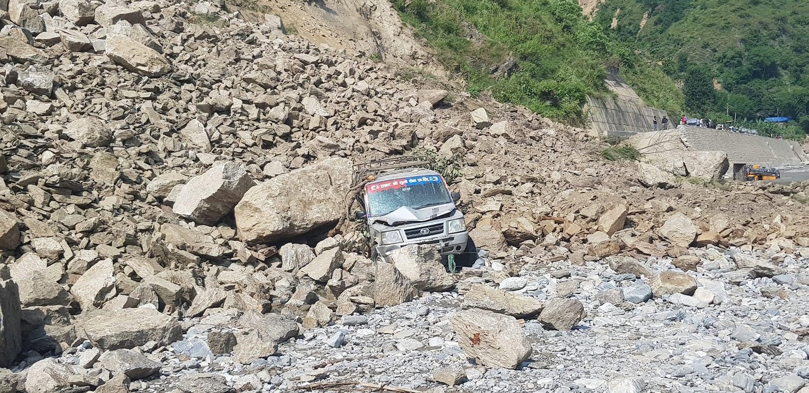 बीपी राजमार्गमा सुख्खा पहिरो खस्दा बस र सुमो पुरियो, यात्रा नगर्न अनुरोध