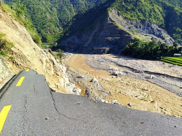 बिपी राजमार्ग, चौकीडाँडादेखि नेपालथोकसम्म १४ स्थानमा अवरोध