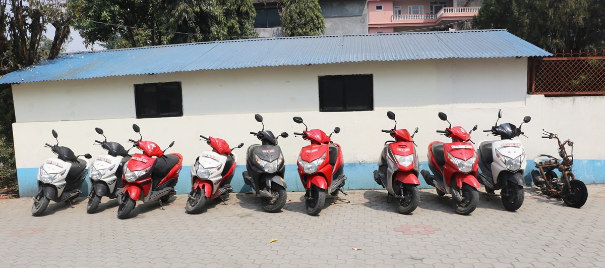 ७ बालकसहित आठ जनाको समूह चोरीमा संलग्न, चोरी भएका दश स्कुटर भेटिए, एउटामा आगजनी