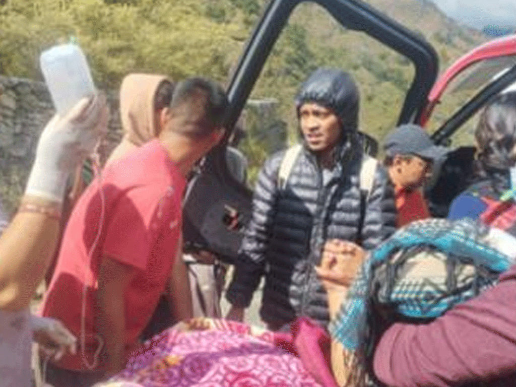 हेलिकप्टरबाट महिलाको उद्धार