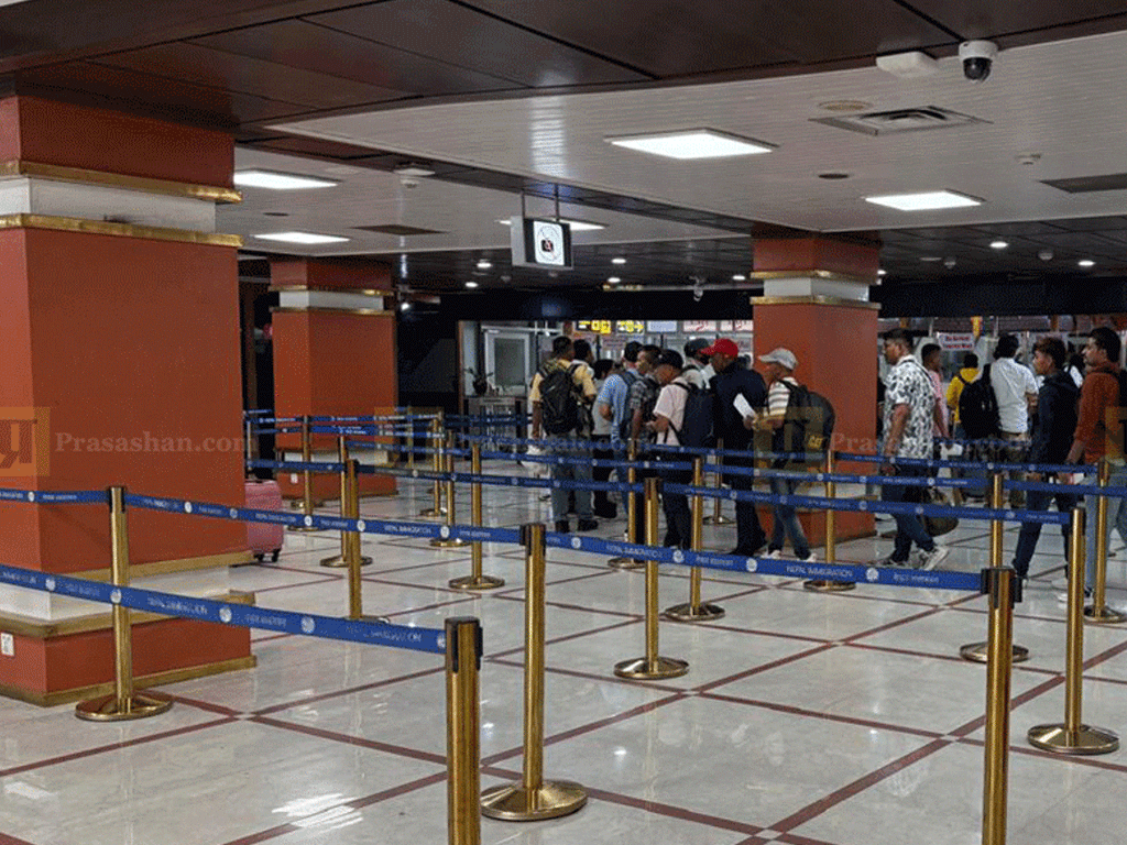 विमानस्थलभित्र यात्रु जाँचमा ‘हातले छामछुम पार्ने’ तरिकामाथि उच्चस्तरीय आयोगले उठायो प्रश्न