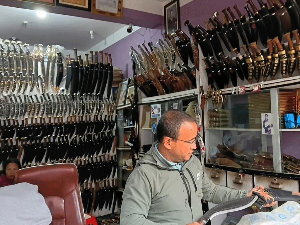 भोजपुरमा बन्छन् पाँच सयदेखि ५२ हजारसम्मका ‘भोजपुरे खुकुरी’