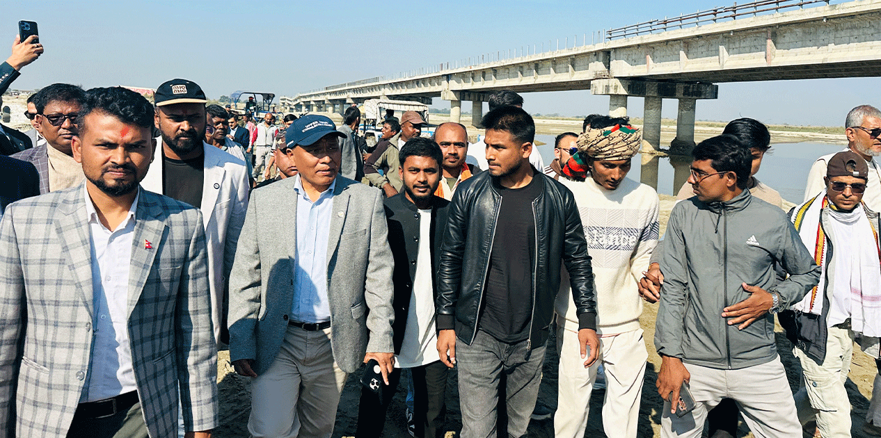 मन्त्री घिसिङद्वारा निर्माणाधीन कमला नदी पुलको अनुगमन