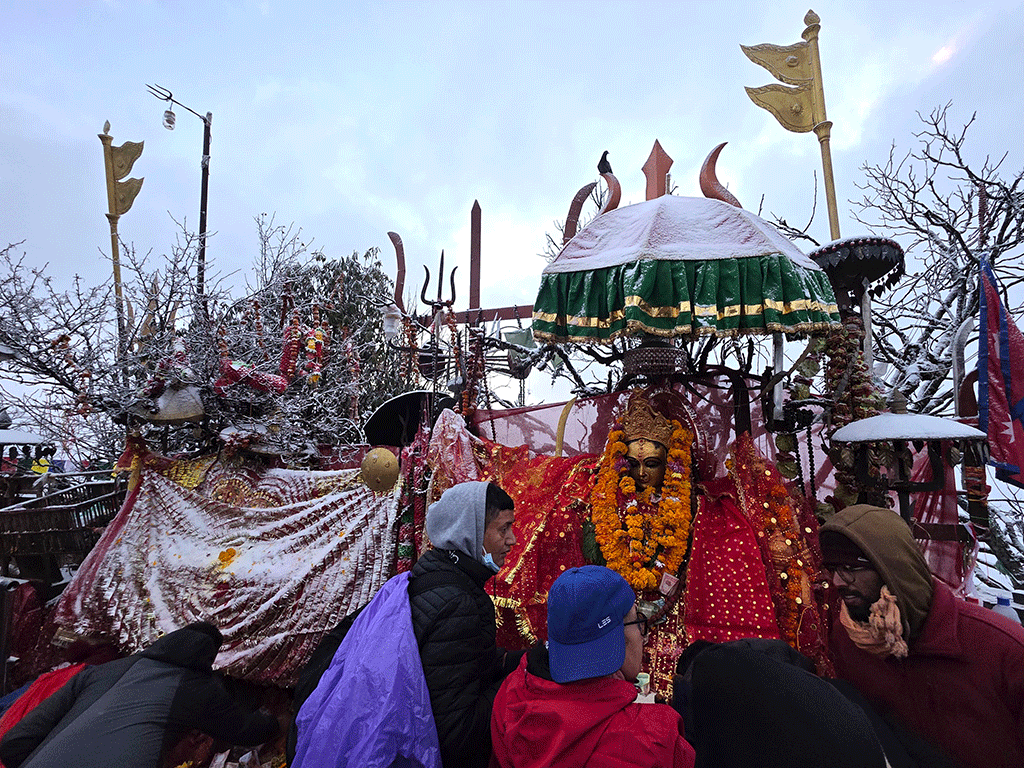 ताप्लेजुङको पाथीभरा मन्दिर क्षेत्रमा वर्षको पहिलो हिमपात