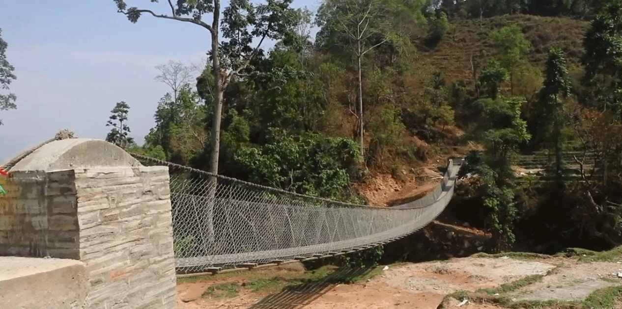 पुल बनेपछि भोजपुरका स्थानीयवासी भन्छन्- ‘झोलुंगे पुल बनेपछि पुस्तौँदेखिको समस्या अन्त्य भएको छ’