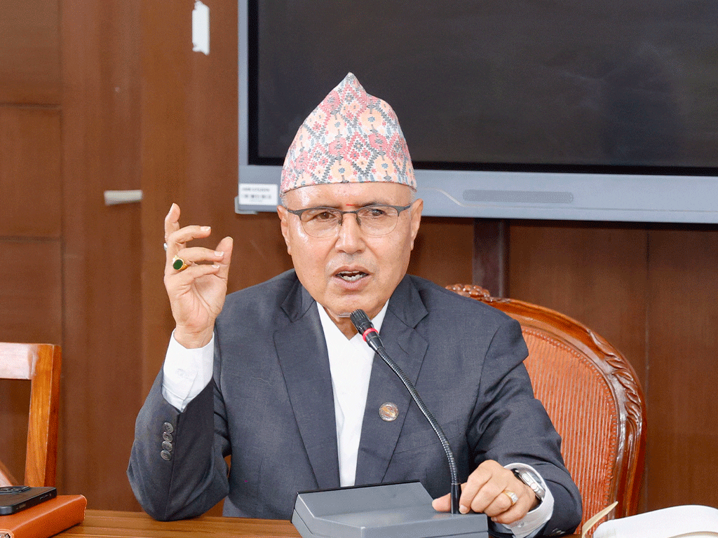 तीनै तहका सरकारको सहकार्यमा अस्पताल स्तरोन्नति गर्न अर्थमन्त्री खनालको जोड