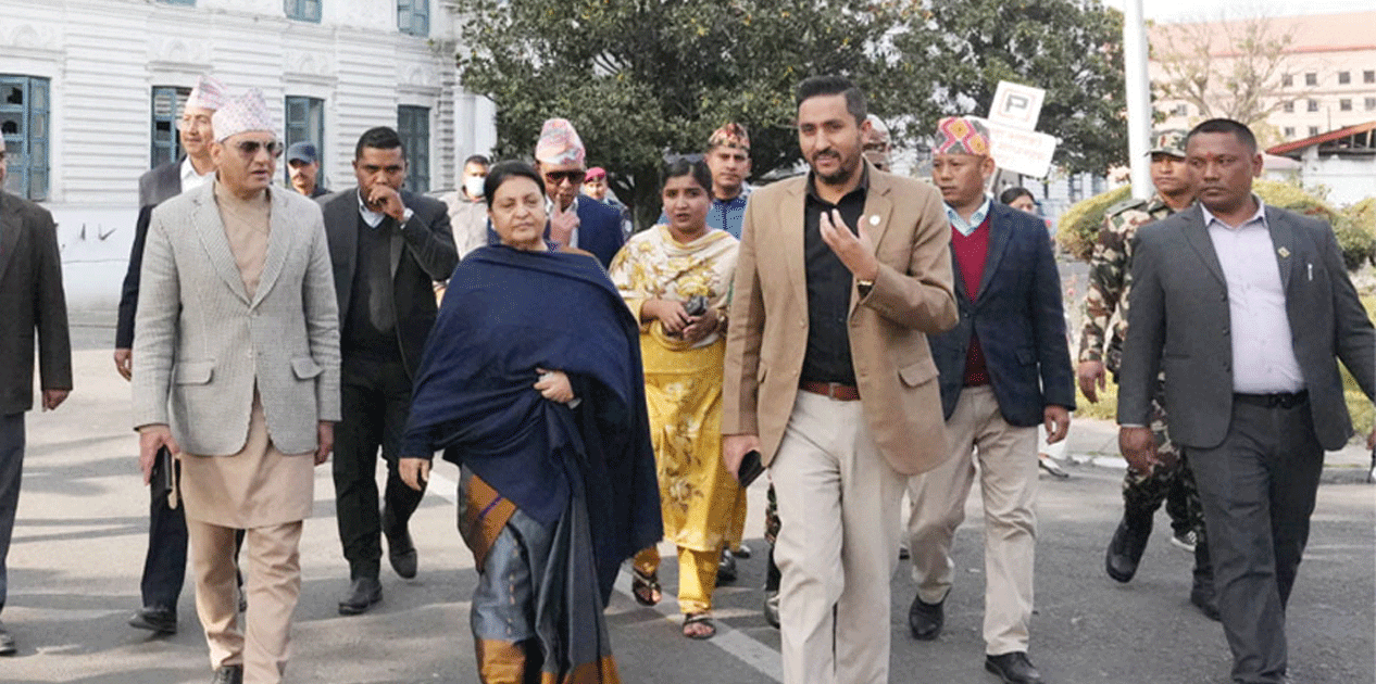 पूर्वराष्ट्रपति भण्डारीद्वारा आगजनीमा परेको सिंहदरवारको अवलोकन