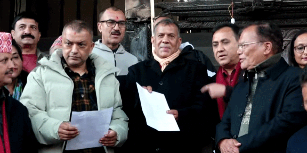 काँग्रेसका विशेष महाधिवेशन पक्षधरले स्मरण पत्र बुझाए