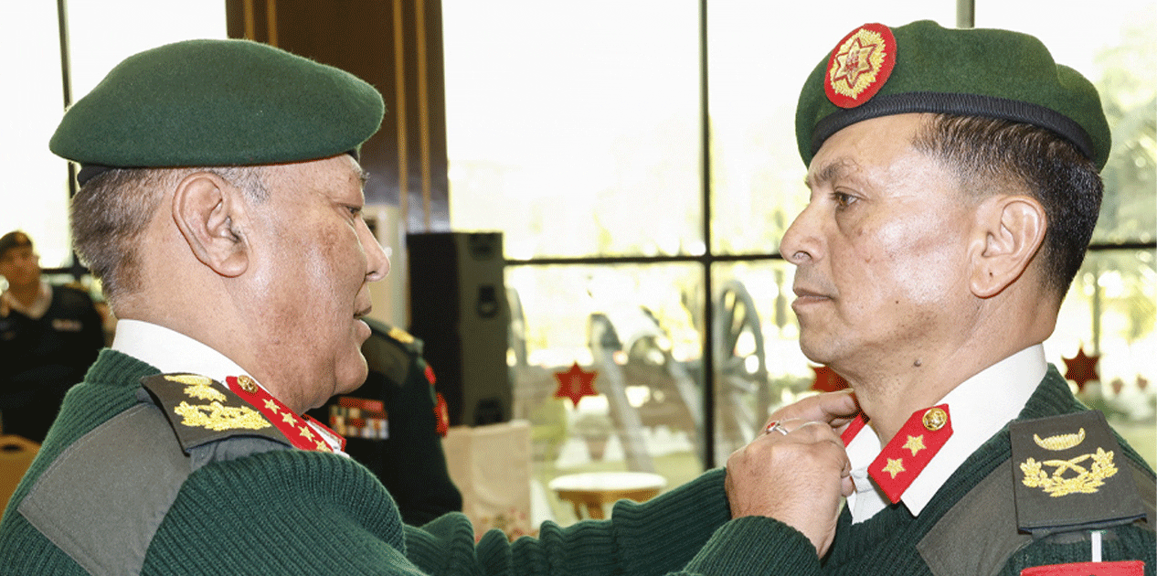 प्रधान सेनापति सिग्देलद्वारा उपरथी क्षेत्रीलाई दर्ज्यानी चिह्न प्रदान