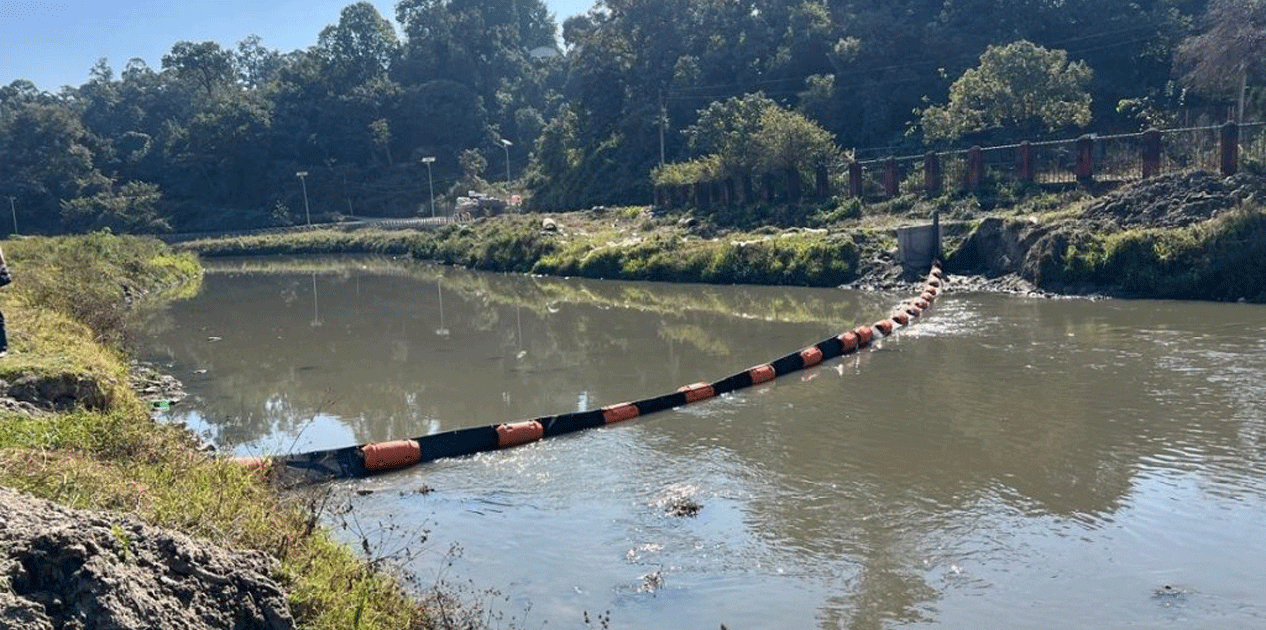 बागमती नदीमा तैरिने फोहोर संकलन गर्न ट्रास बेरियर राखियो
