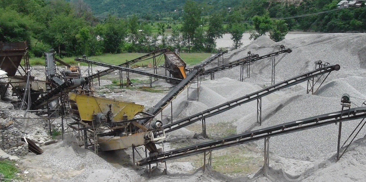 अरुण नदीमा रहेको अवैध क्रसर उद्योग सञ्चालनमा रोक