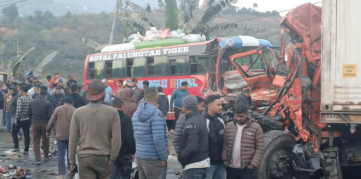 धादिङमा ७ सवारी एकै ठाउँमा ठोकिँदा घाइते भएका ७० जनामध्ये २ को मृत्यु