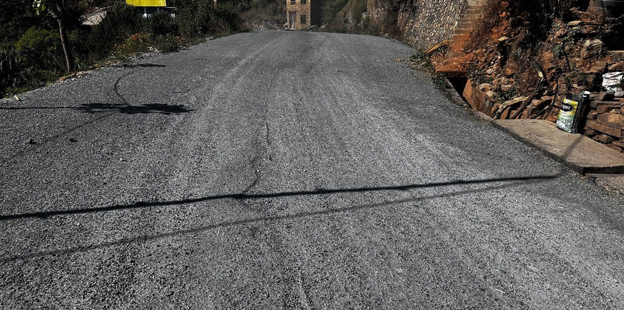 रत्नेचौर-भकुण्डे सडक : योजना पुरा नहुँदै कालोपत्र सडकमा खाल्डा पर्न थाल्यो