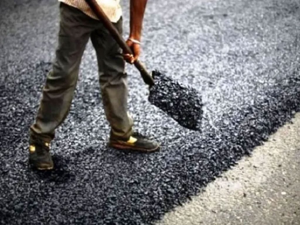 विश्व बैंकको सहयोगमा मुलपानी-तितौरे सडक कालोपत्र हुँदै