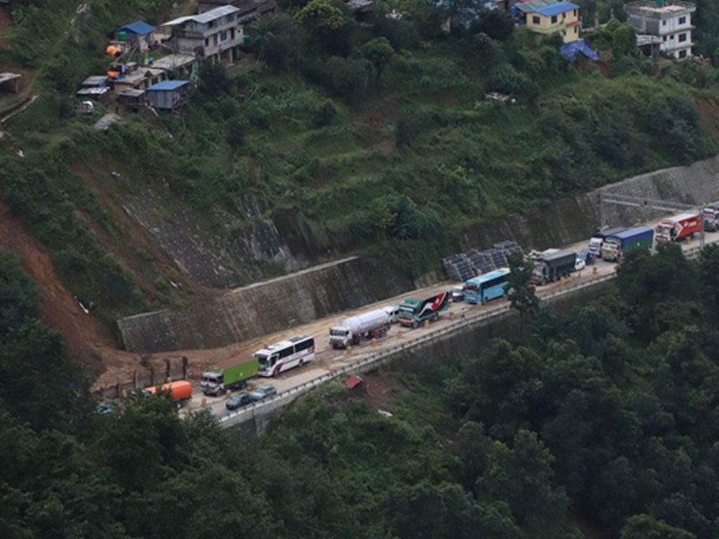 नागढुंगा नौबिसे सडक दैनिक पाँच घण्टा बन्द हुने