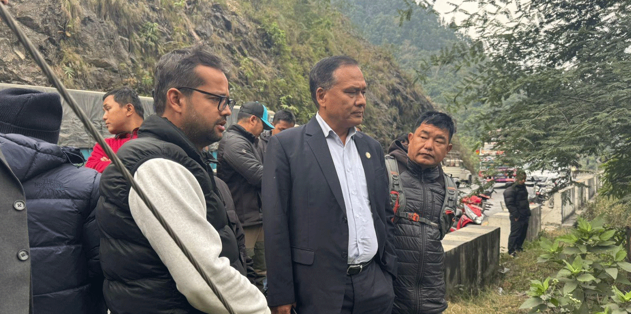 ‘एक महिनाभित्र काम सुरु नगरे घुमाउने पुलको ठेक्का तोडिनेछ’ : मन्त्री घिसिङ