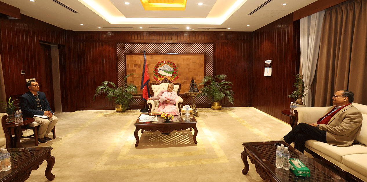 प्रधानमन्त्री कार्कीसँग मधेस प्रदेश प्रमुख सुरेन्द्र लाभले गरे शिष्टाचार भेट