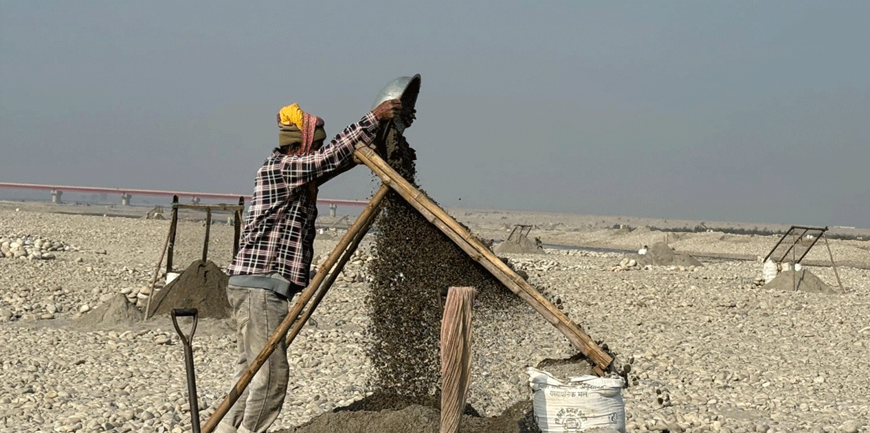 महाकालीको बगरमा बालुवा छानेर जीविका चलाउने दम्पतीहरू
