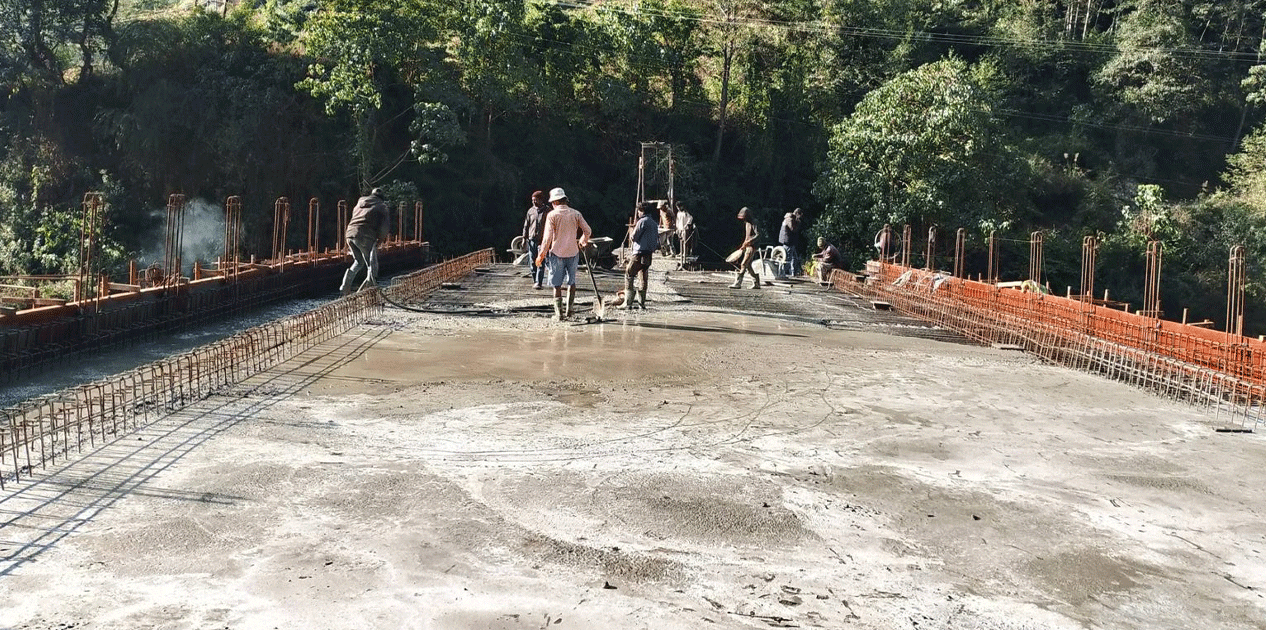 भुरुङ्दीखोलामा पुल निर्माणको अन्तिम चरणमा