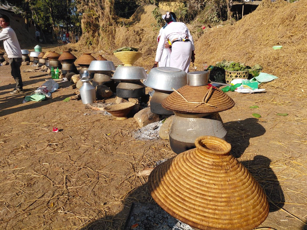 थारू समुदाय माघीका लागि ढिक्री बनाउन व्यस्त