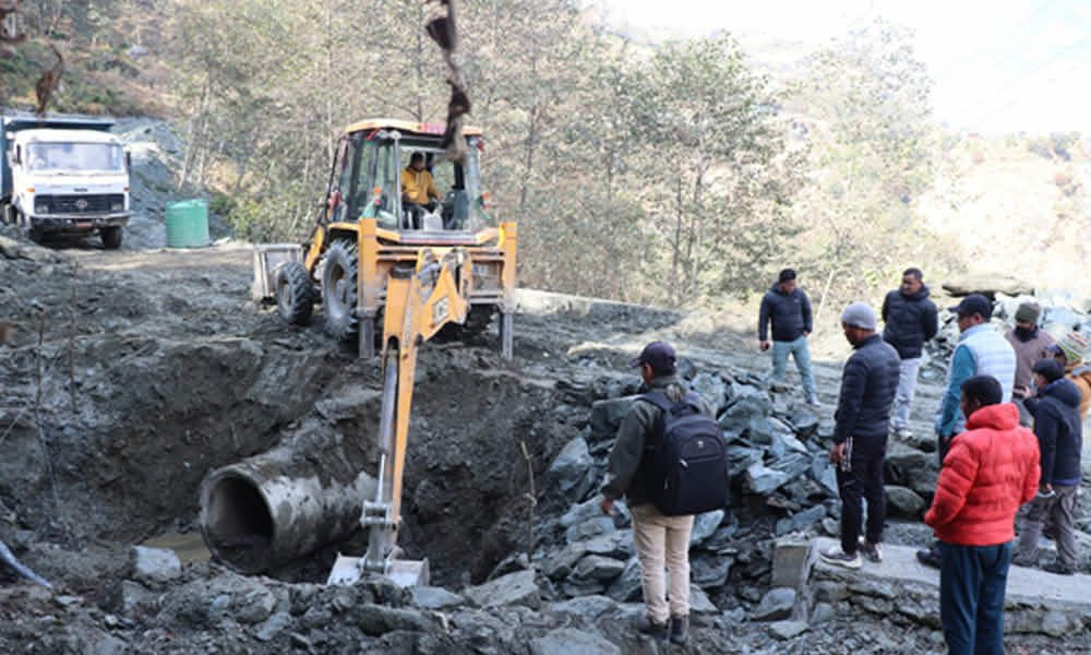 माटो मिसाएर गरिएको ढलान जनप्रतिनिधिले भत्काइदिए