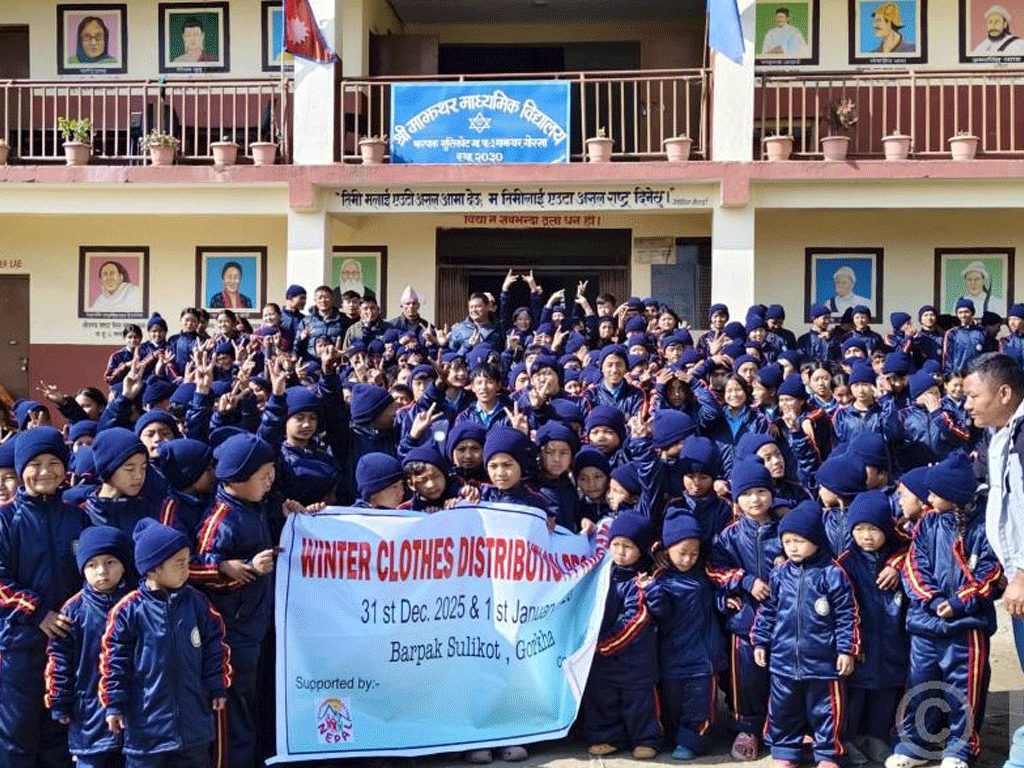 बालबालिकालाई न्यानो कपडा वितरण