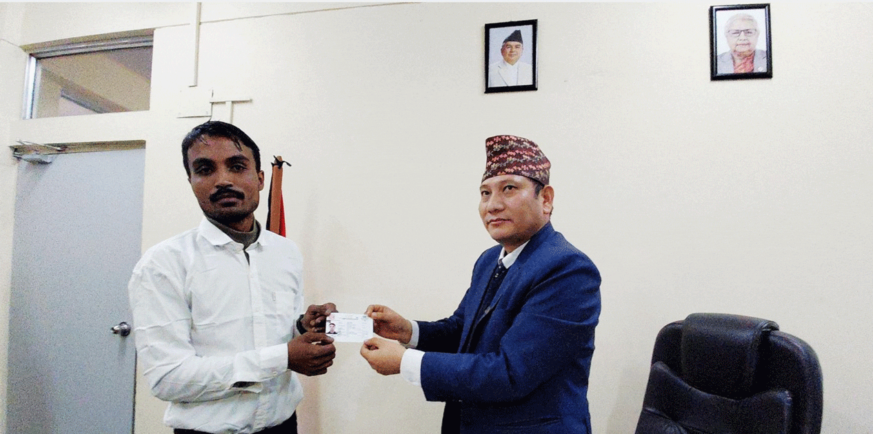 बाँकेमा पहिलो पटक आमाको नामबाट नागरिकता प्रदान