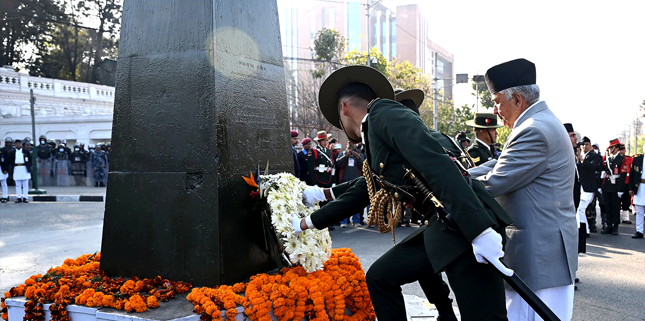 राष्ट्रपति पौडेलद्वारा राष्ट्र निर्माताको सालिकमा पुष्पहार अर्पण