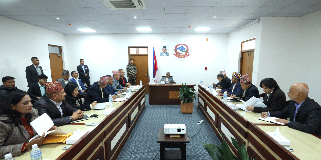 प्रधानमन्त्री कार्कीसहित सरकारी टोलीद्वारा दुर्गा प्रसाईँसँग छलफल